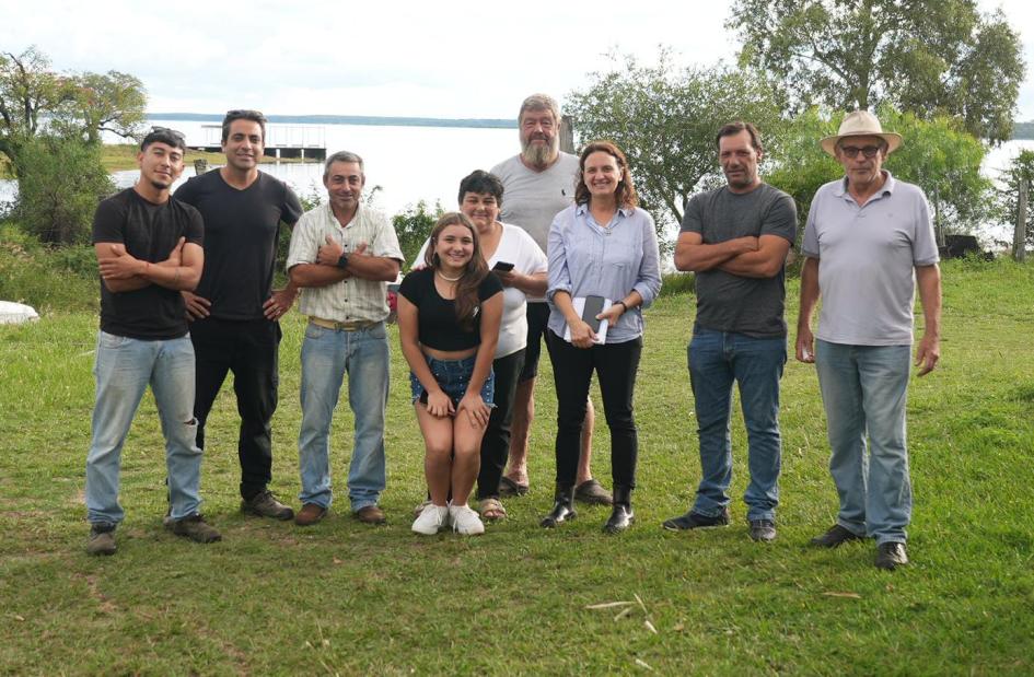 Directora junto a funcionario y pecadores artesanales Directora junto a funcionario y pecadores artesanales