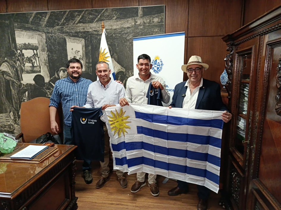 esquiladores y ministro con la bandera uruguaya