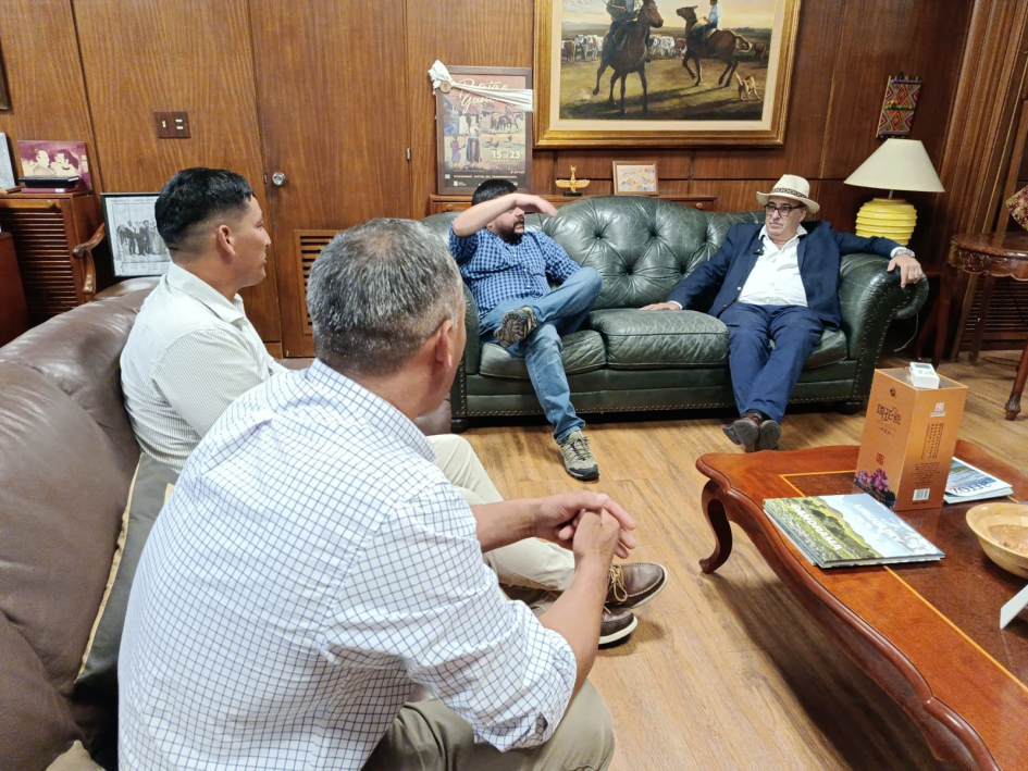 Esquiladores y ministro Fratti conversando