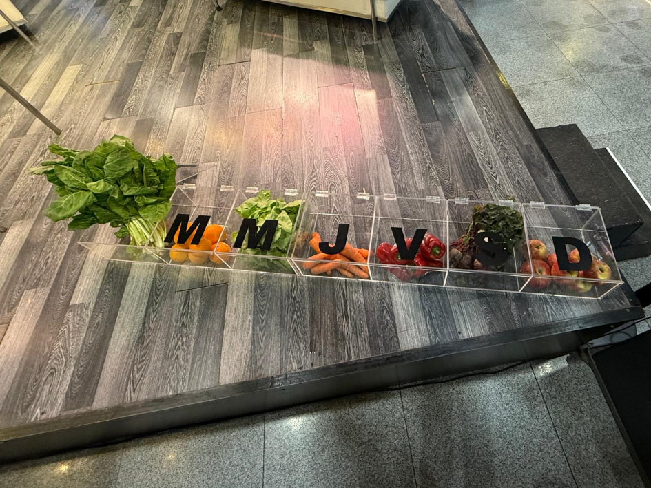 Producto de la campaña frutas y hortalizas dentro de un pastillero de medicamentos