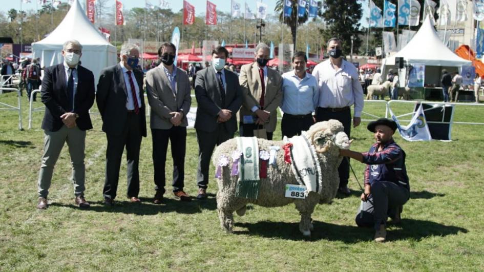 Premiación en la que participan ministros y Pte de Codicen