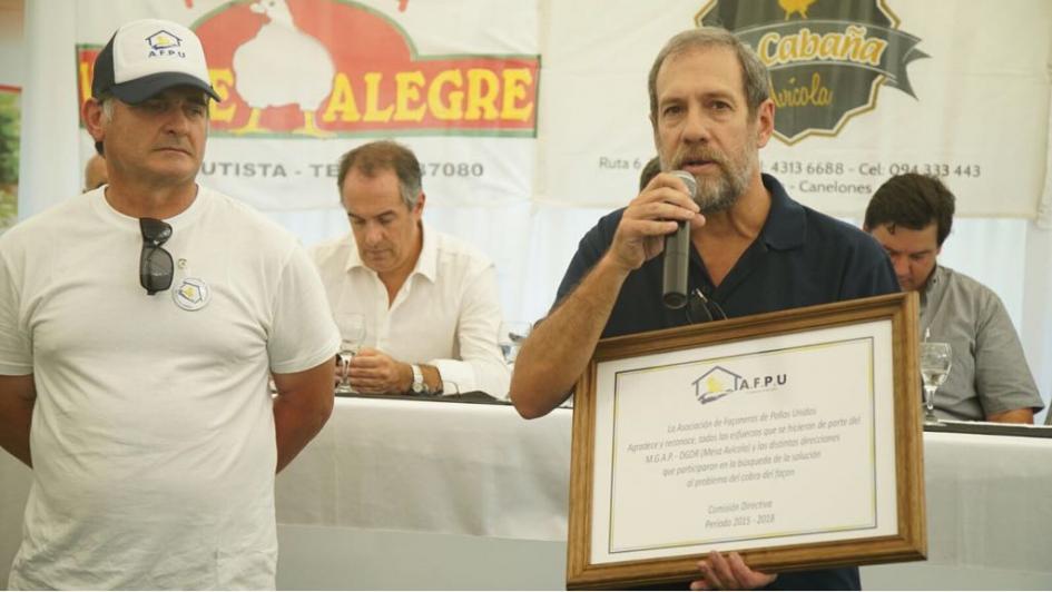 MGAP recibió reconocimiento por parte de los Façoneros de Pollos Unidos Director Olascuaga