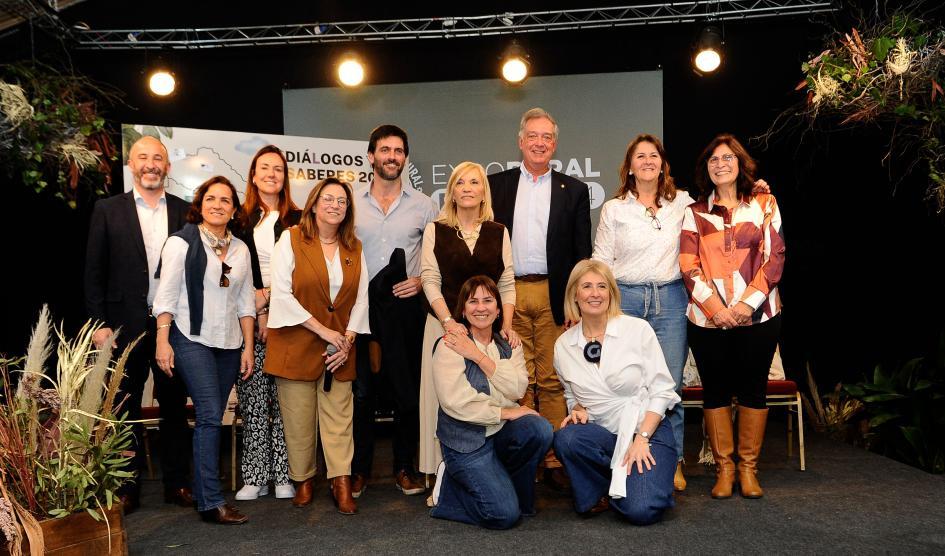 Autoridades en "dialogos y saberes" Autoridades en "dialogos y saberes"
