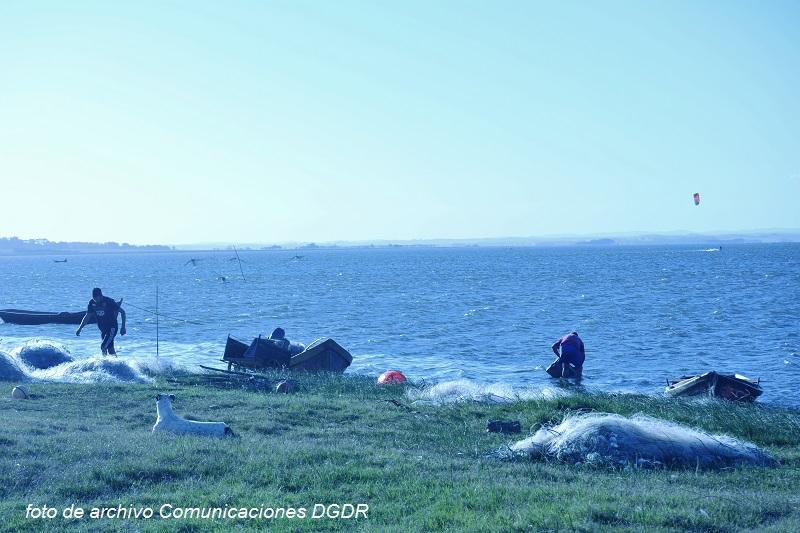 Pescadores artesanales en Laguna de Rocha 