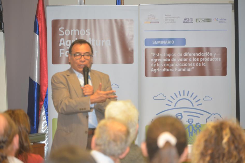 Especialista en Agricultura Familiar presentó experiencias de comercialización Hernando Riveros especialista de IICA