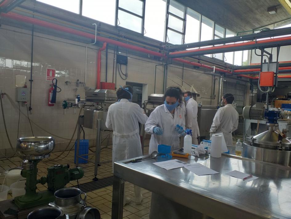 Equipo de investigación Equipo trabajando en planta piloto