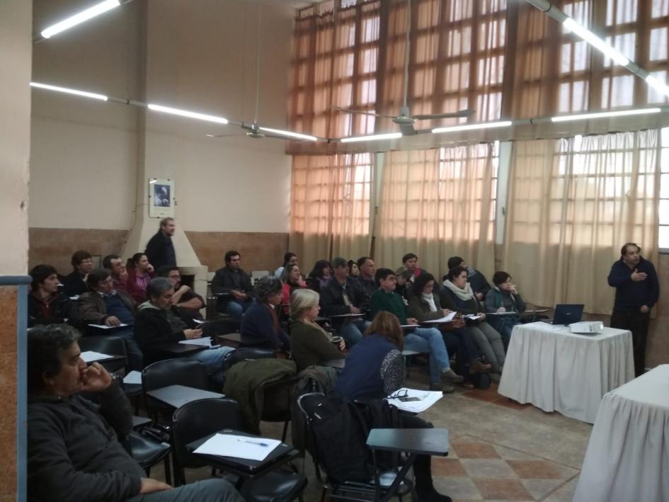 Productores familiares participan en jornada sobre estrategias de comercialización Capacitación de productores familiares