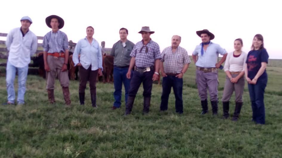 Grupo de jóvenes “Tres Querencias”, de Paysandú tiene un proyecto de engorde de terneros Grupo de jóvenes “Tres Querencias”, de Paysandú