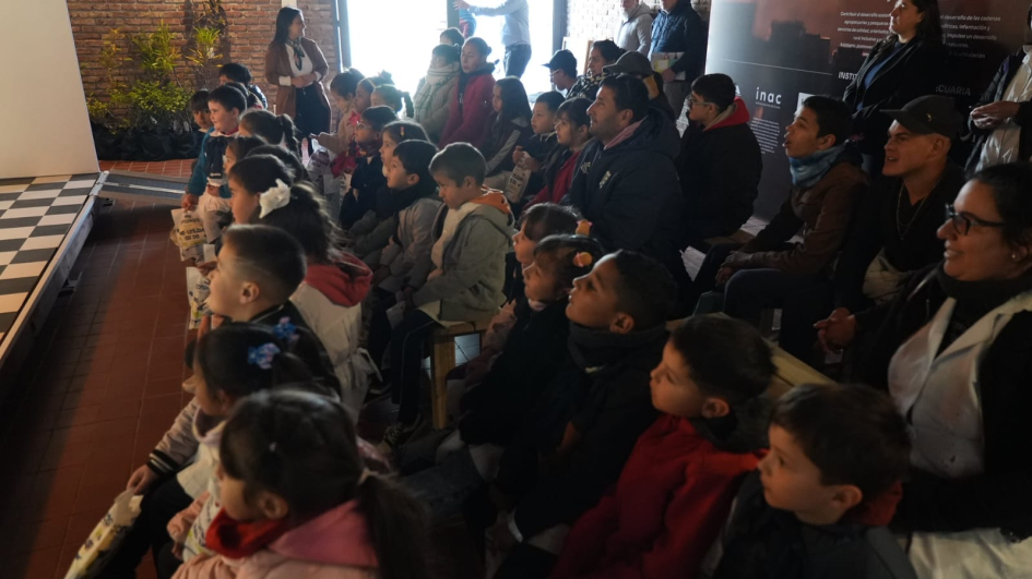 niños viendo la propuesta