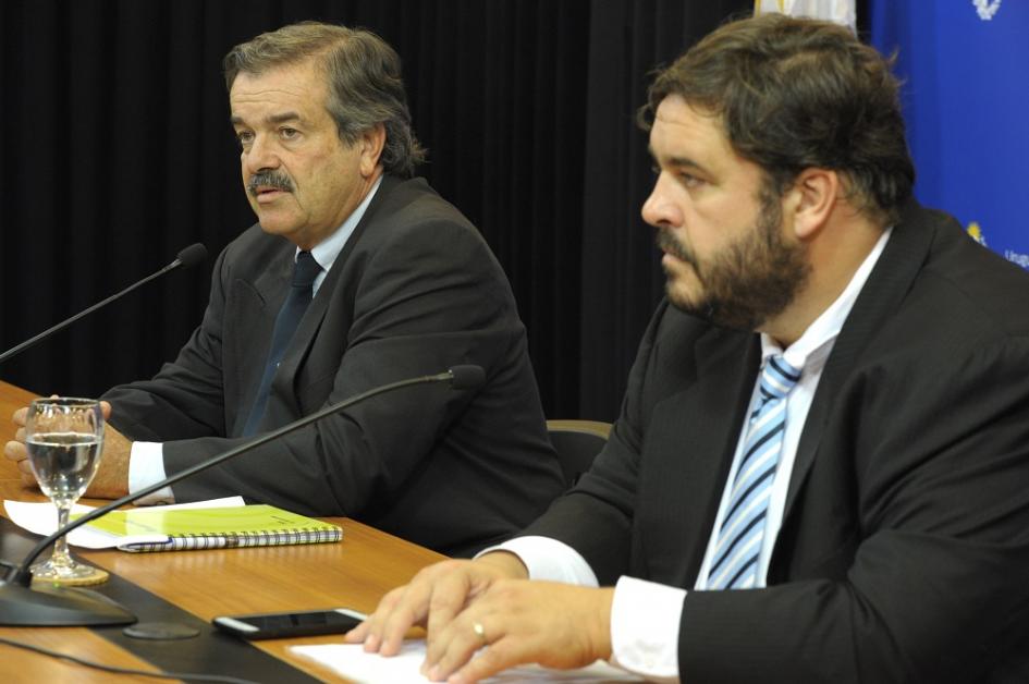Ministro de Ganadería, Carlos María Uriarte, junto a subsecretario de la cartera, Ignacio Buffa, en conferencia de prensa