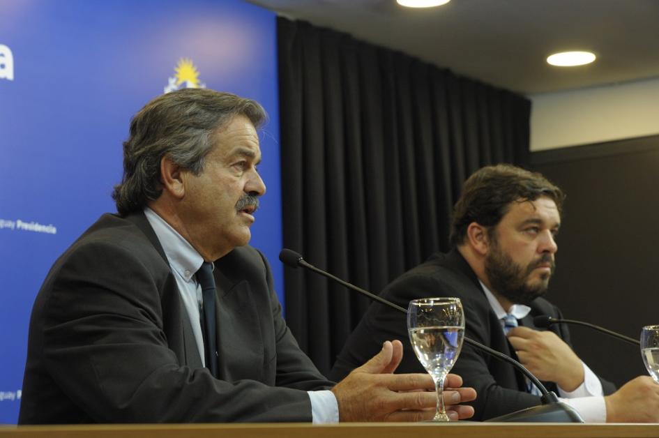 Ministro de Ganadería, Carlos María Uriarte, junto a subsecretario de la cartera, Ignacio Buffa, en conferencia de prensa