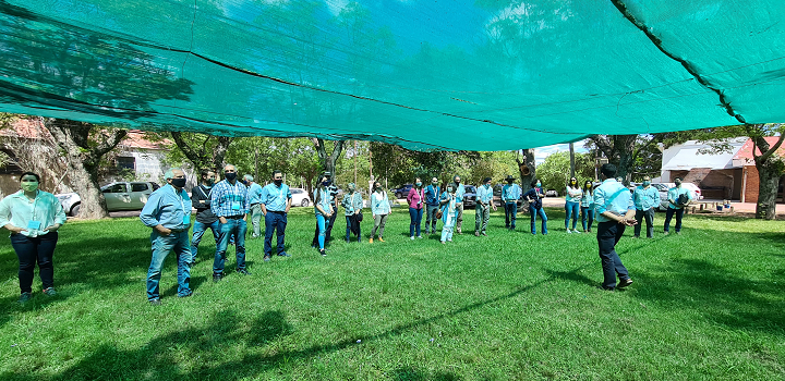 Participantes haciendo una dinámica de grupo Participantes del taller centro