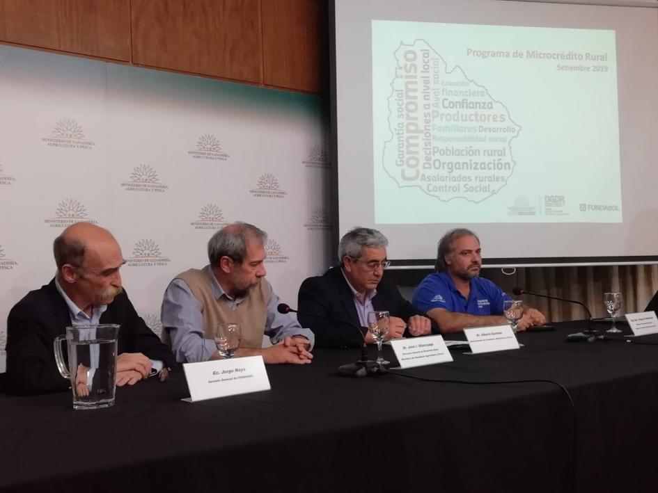 Programa Microcrédito Rural presenta nuevas líneas Autoridades en conferencia de prensa