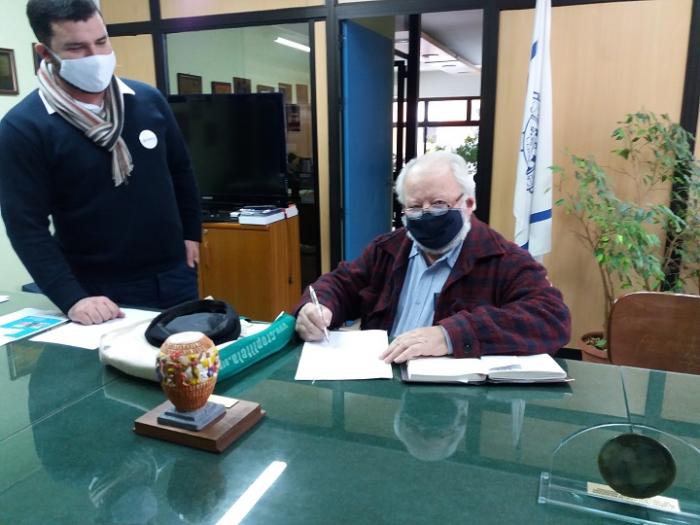 Productor firmando su vale para acceder a crédito Productor firmando su vale para acceder a crédito