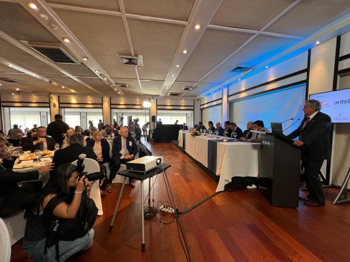 Ministro en almuerzo ADM Ministro en almuerzo ADM