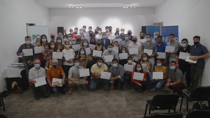 Participantes con sus certificados