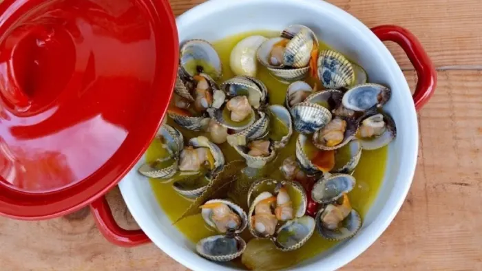 Plata con berberechos y mejillones