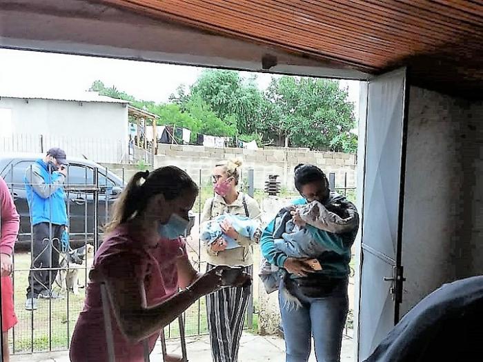 Vecinos colaborando en la jornada