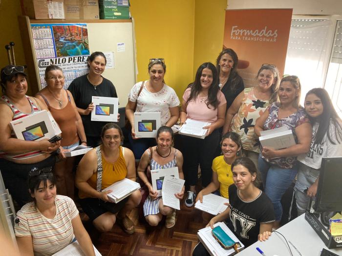 primera entrega de tablet a mujeres rurales