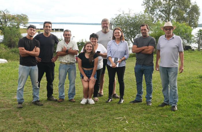 Directora junto a funcionario y pecadores artesanales Directora junto a funcionario y pecadores artesanales