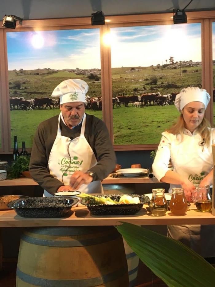 ministro en la cocina del estand del MGAP