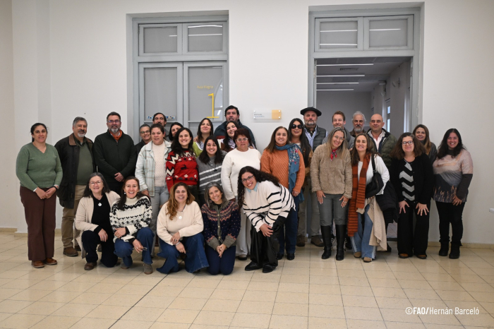 Jornadas de formar a formadores con ministro interino, Conciencia Agropecuaria. Autoridades y talleristas posan para la foto.