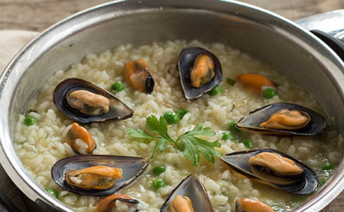 Plato de comida con mejillones