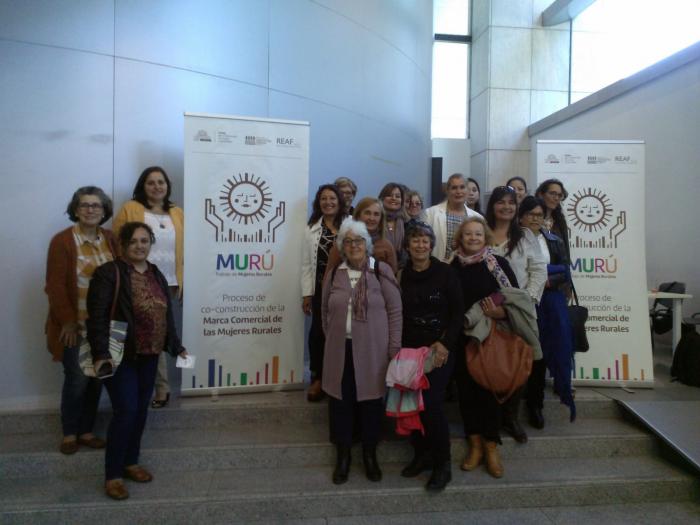 grupo mujeres rurales con sello Murú