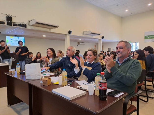 Integrantes del jurado observan las presentaciones finales de los equipos participantes.