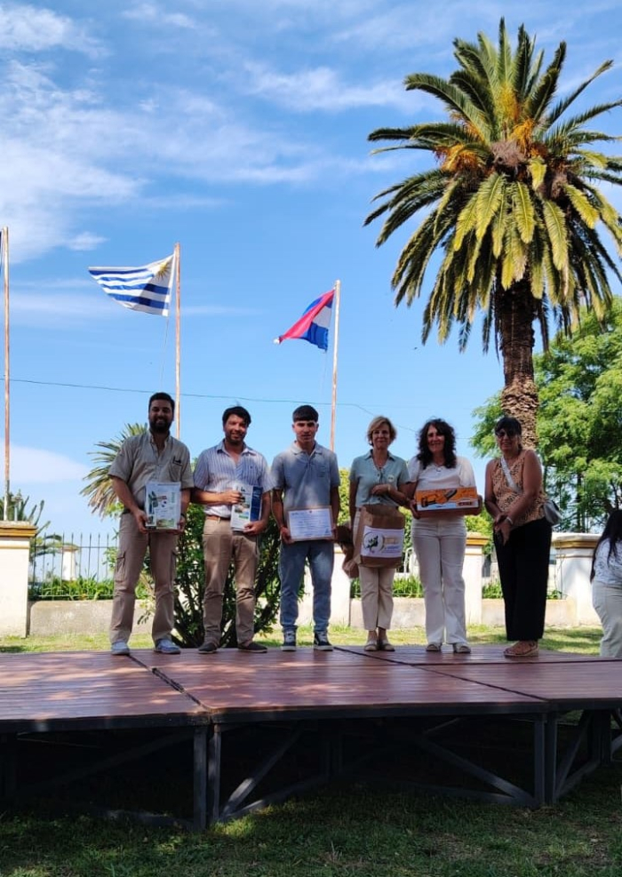 Entrega del certificado de reconocimiento alumno destacado Escuela Agraria La Concordia