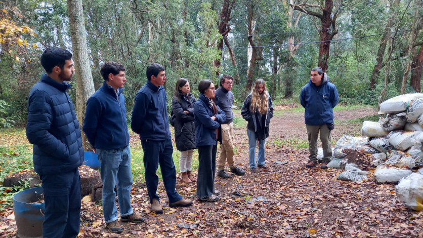 Estudiantes de TESIPA durante la recorrida por el Vivero Nacional Dr. Alejandro Gallinal. Estudiantes de TESIPA durante la recorrida por el Vivero Nacional Dr. Alejandro Gallinal.