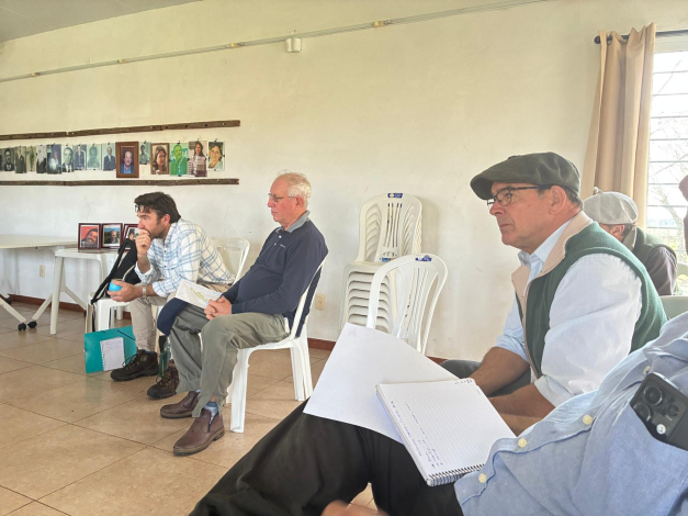 Reunión sobre riego de pasturas en Artigas Reunión sobre riego de pasturas en Artigas