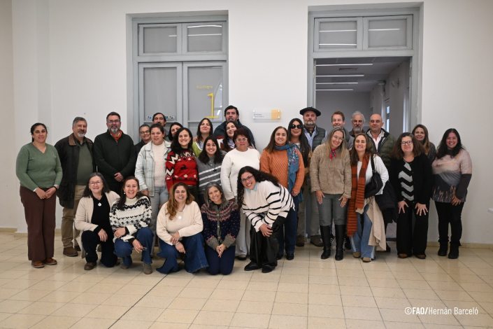 Autoridades y talleristas posan para la foto.