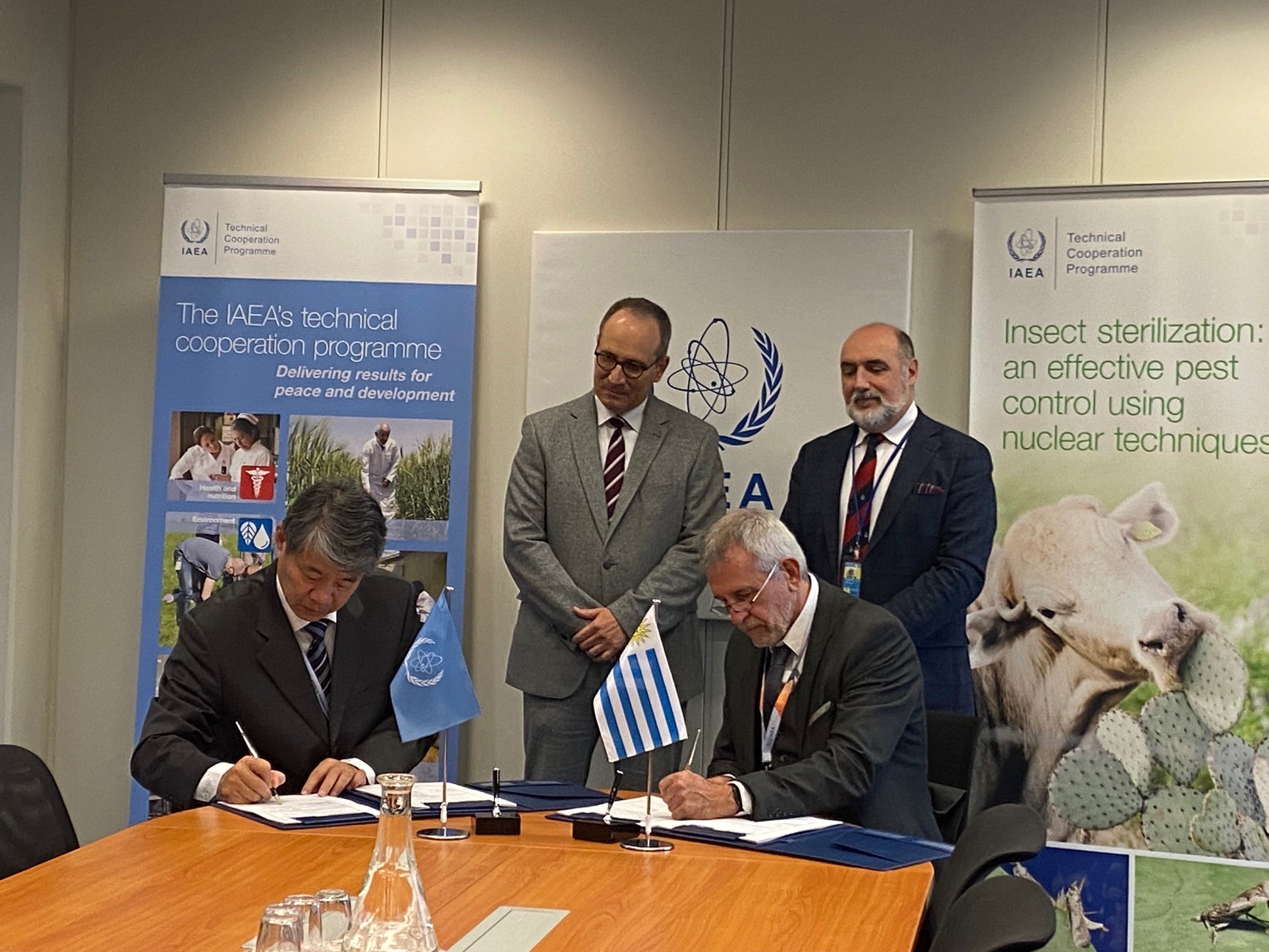 director de la ARNR y jefe de Cooperación Técnica del OIEA firmando el marco programático nacional
