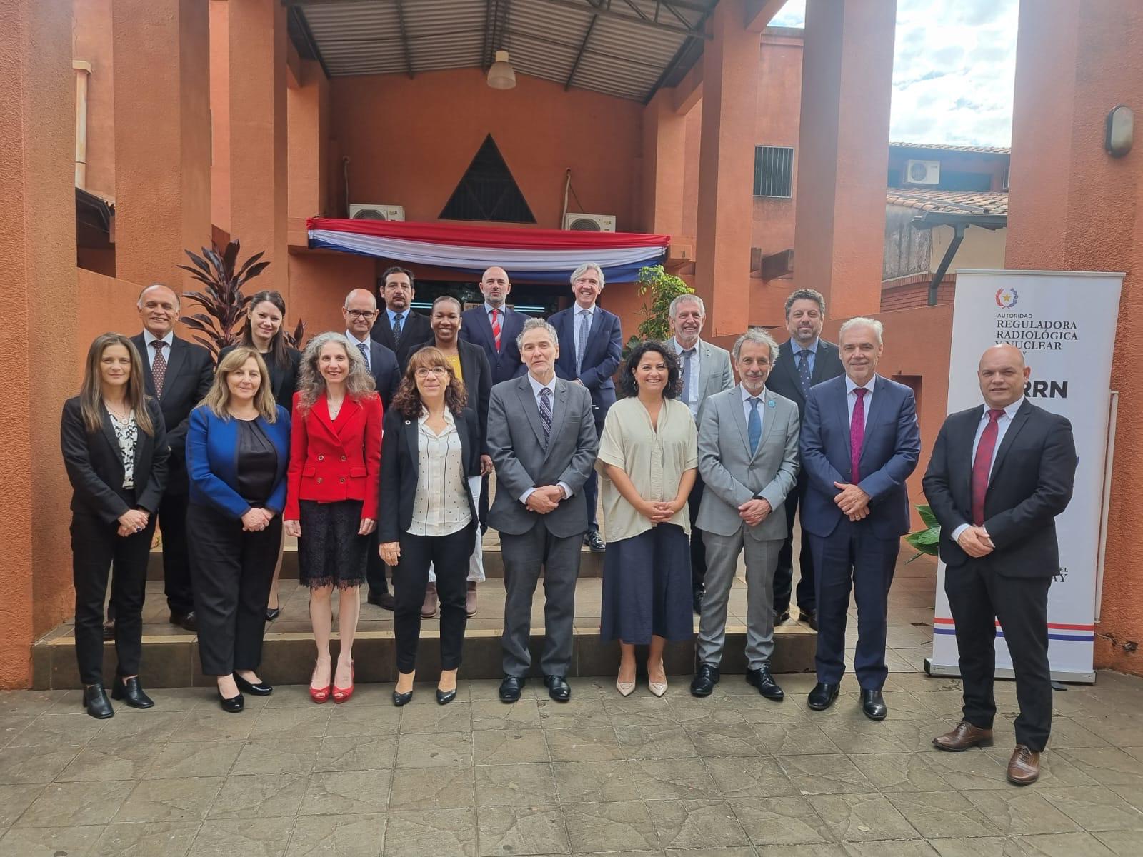 Grupo de participantes del evento ubicados de pie
