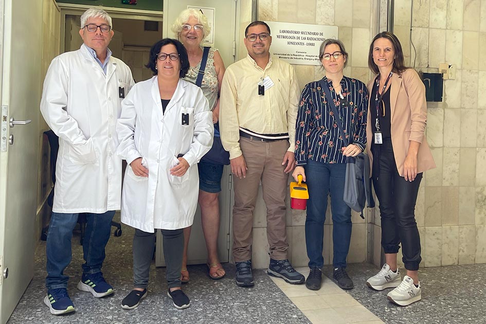 Seis personas que posan para la foto