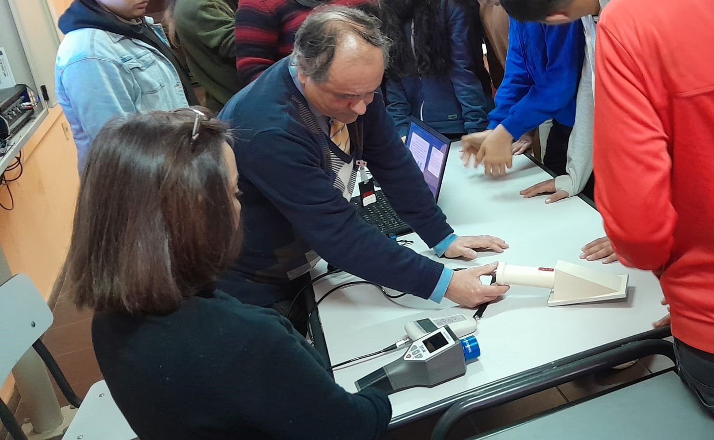 Funcionarios de la ARNR aprontan elementos sobre una superficie