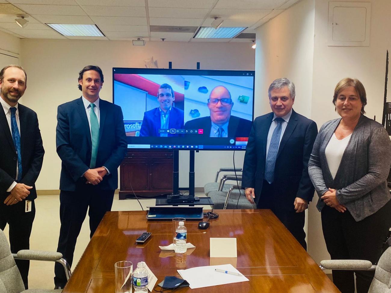 Ministro Omar Paganini con el embajador de Uruguay en EEUU y autoridades de Microsoft Ministro Omar Paganini con el embajador de Uruguay en EEUU y autoridades de Microsoft