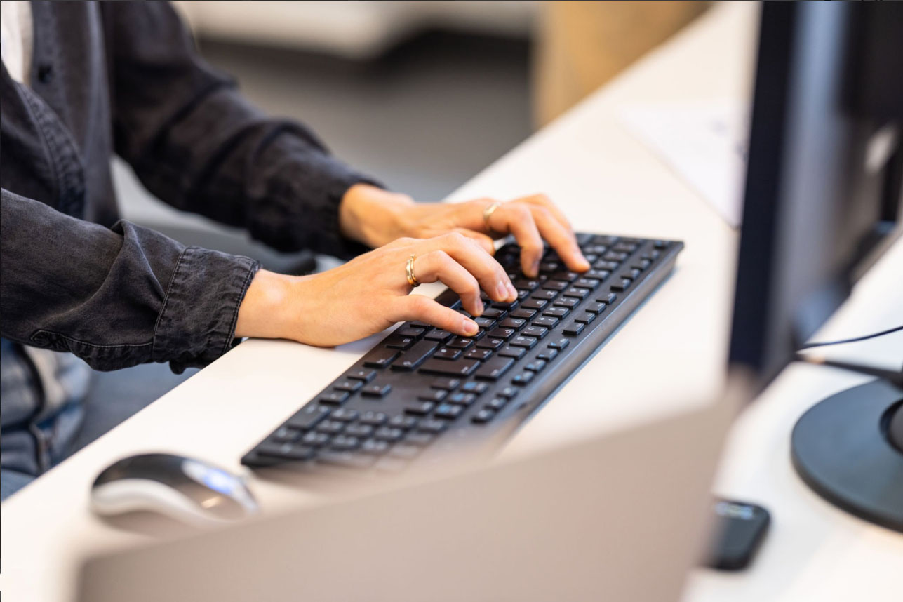 Manos en un teclado de computadora