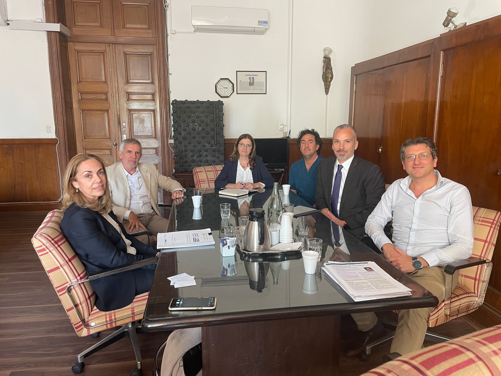 Personas reunidas alrededor de una mesa