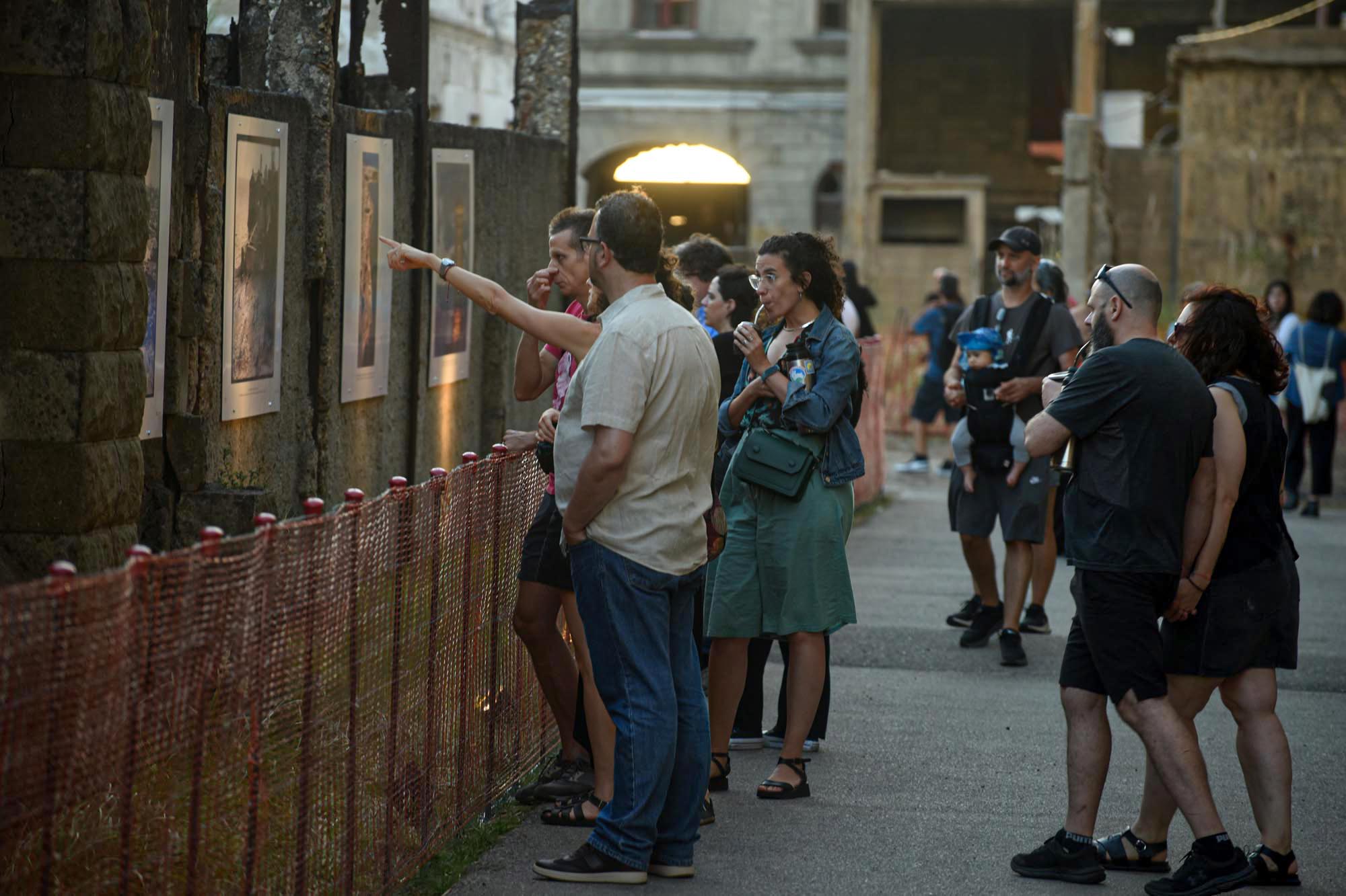 Personas recorren la fotogalería