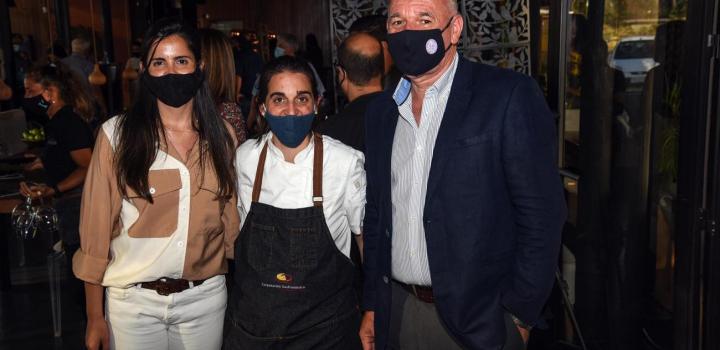 Walter Verri, Leticia Silva y la chef María Elena Marfetán en el lanzamiento de Cordero Esteño