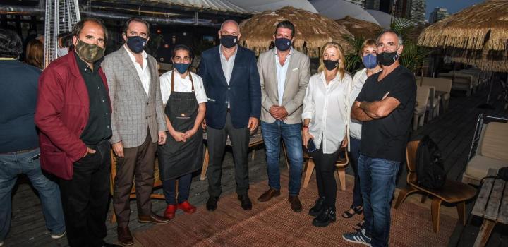 Autoridades y otros invitados presentes durante el lanzamiento de Cordero Esteño