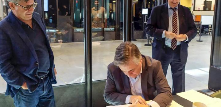 Ministro firmando preacuerodo para la creación de NewLab Studios Uruguay