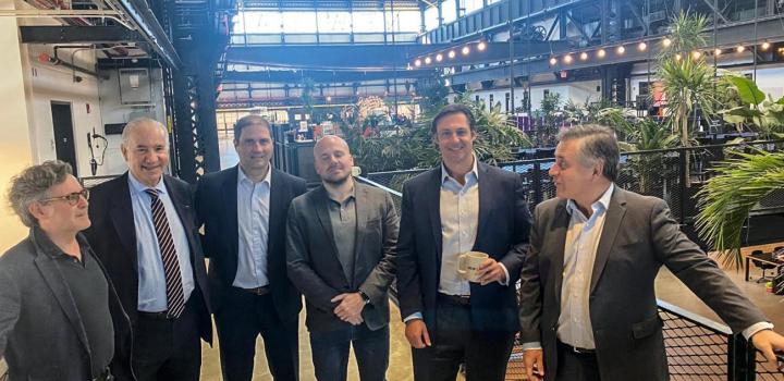 El ministro en NewLab sede en Brooklyn, Nueva York
