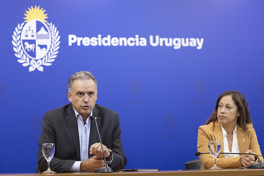 el presidente Yamandú Orsi, acompañado por la ministra Fernanda Cardona, anunció el proyecto de Baygorria, en el que los