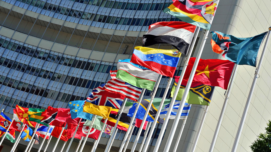 Sede del OIEA; se ven banderas en un espacio abierto