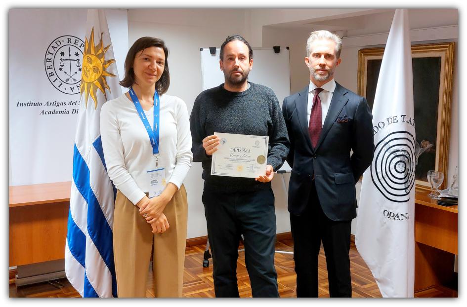 Diego Julien, abogado de la ARNR, recibiendo su diploma de asistencia Diego Julien recibiendo su certificado de asistencia junto a los expertos de OPANAL