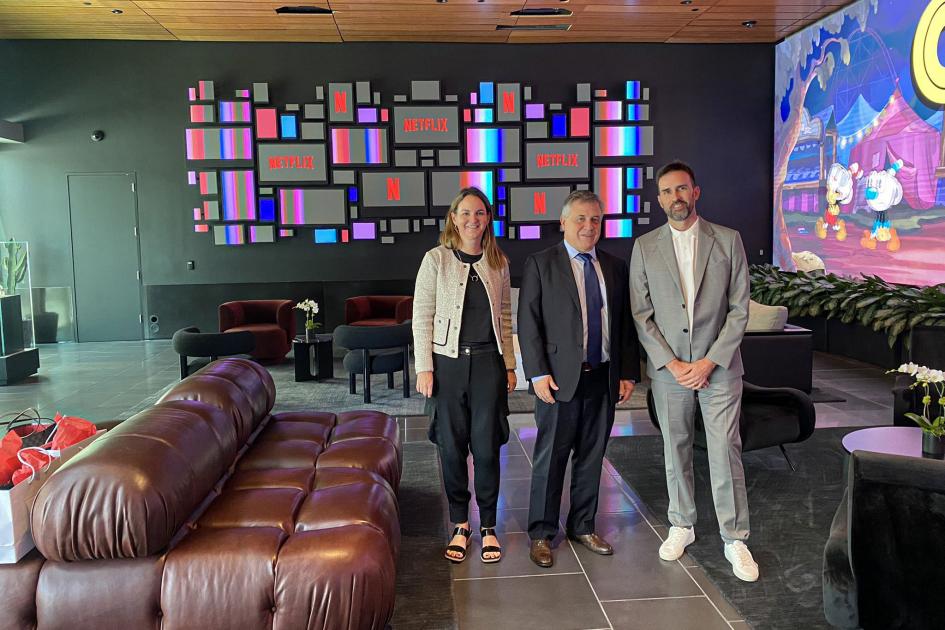 El ministro se reunió con ejecutivos de Neflix Paganini y otras personas en un salón lleno de colores y con un sillón marrón, en Netflix