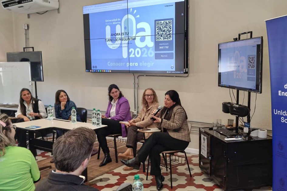 Directora Arianna Spinelli participó de un panel Directora de Energía habla junto a otras mujerees; detrás, pantalla